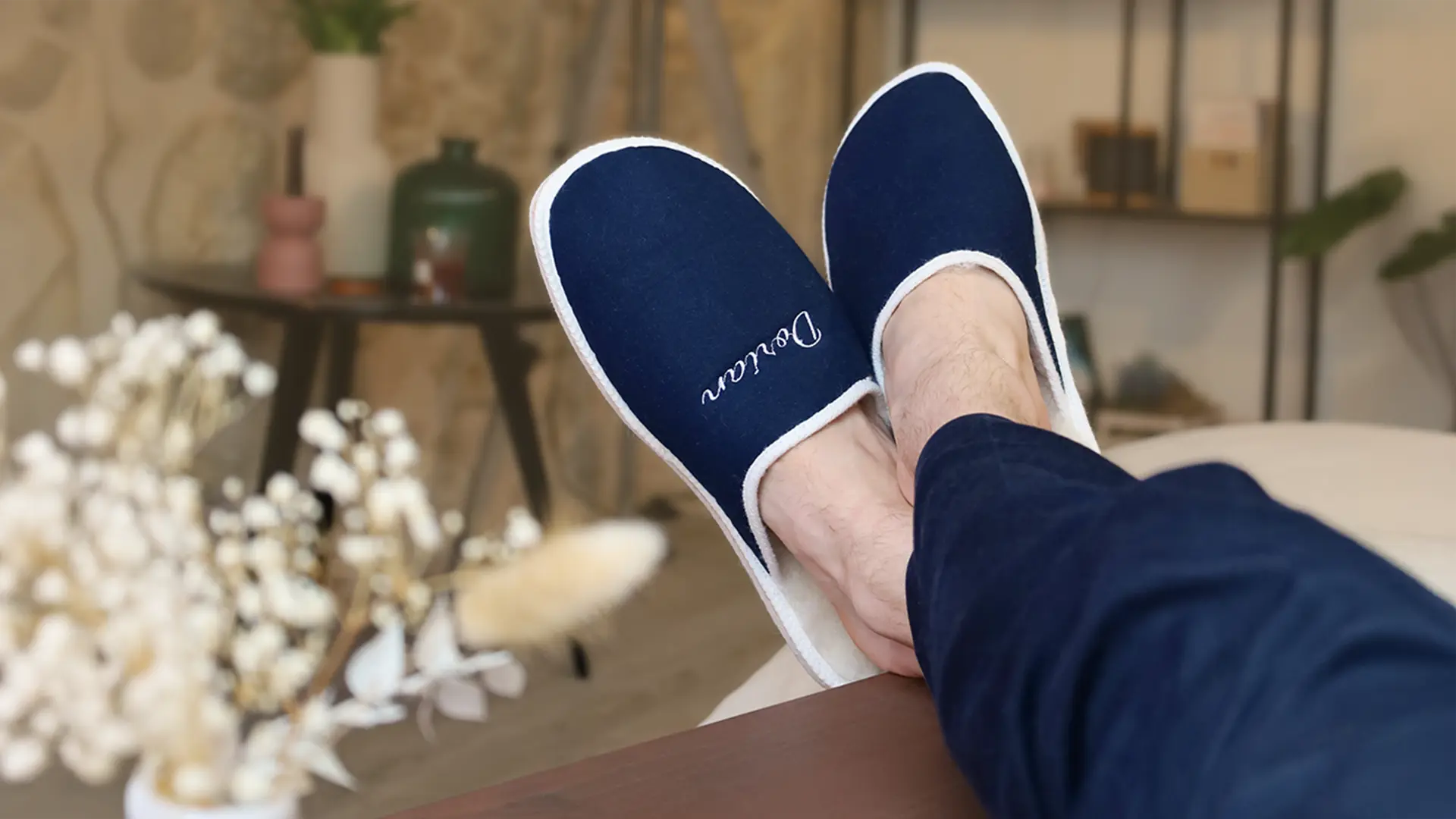Mules made in France avec une personnalisation brodée "Dorian", format paysage. Mules made in France avec une personnalisation brodée "Dorian".