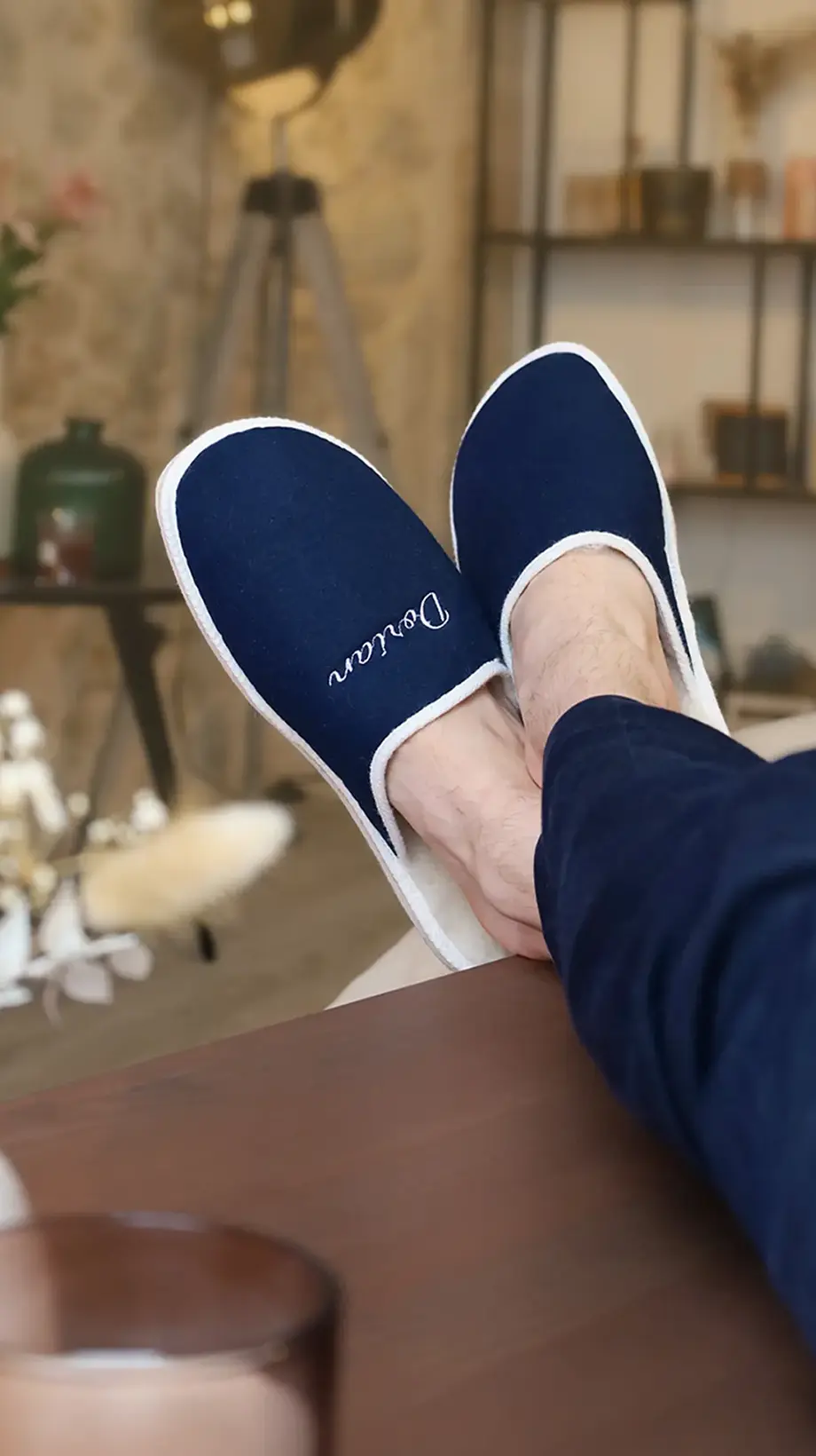French Flair Mules Made in France personnalisee Mules made in France avec une personnalisation brodée "Dorian", format portrait.