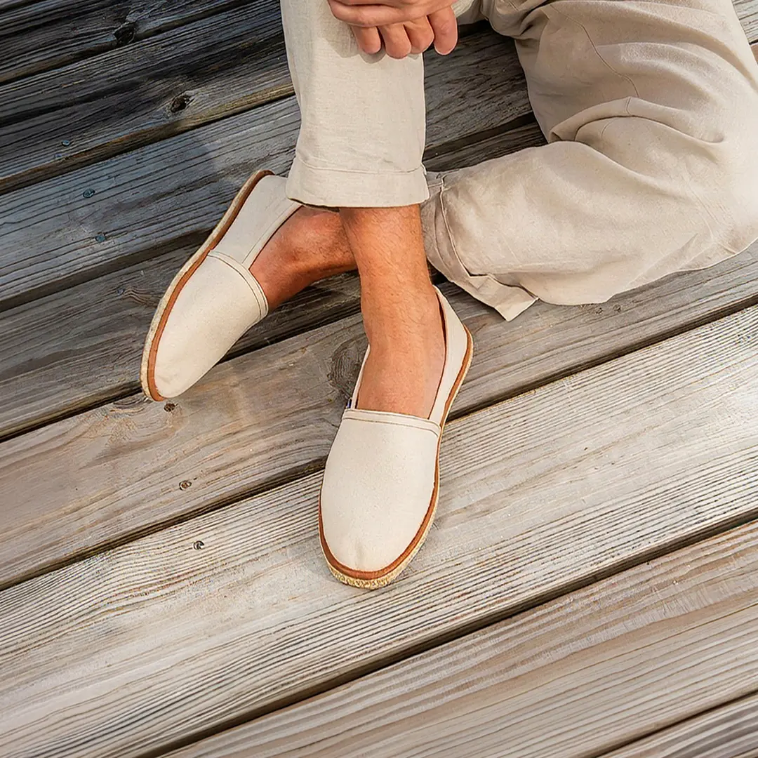 Photo produit portee Espadrille Sable Charentaise Torgnole portée par un frenchouillard